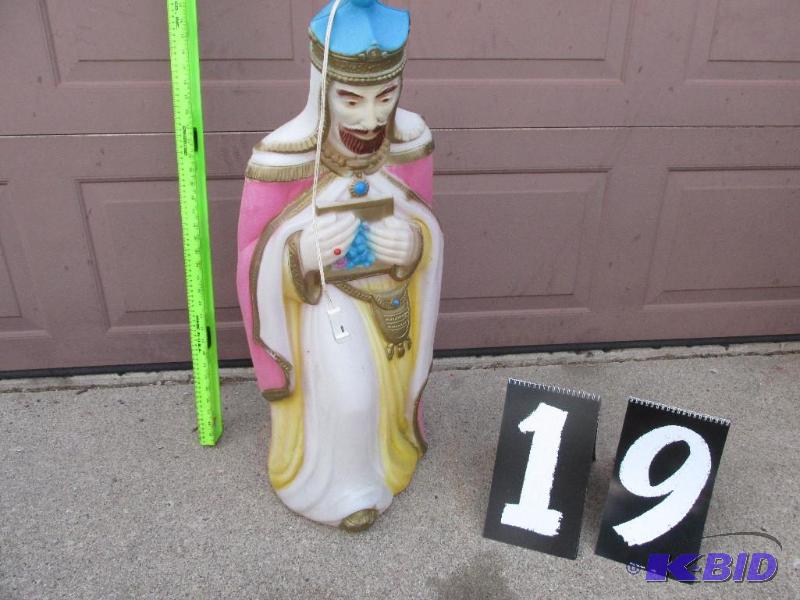 lot 19 image: King on Bended Knee with Blue Crown, Pink Robe and Jewels