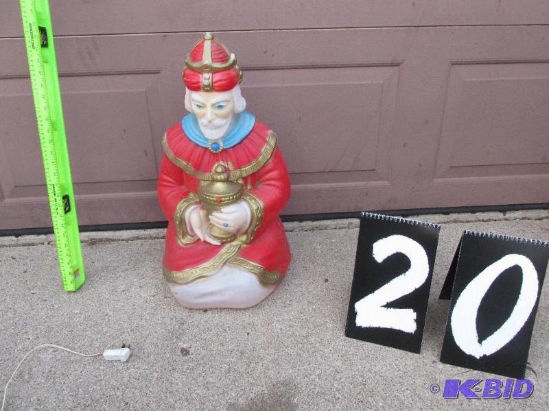 lot 20 image: King, Kneeling, with Red Crown, Red Robe, and Jewels