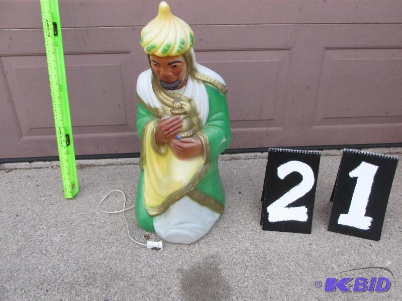 lot 21 image: King, Kneeling, with Green and Yellow Crown, Green Robe, and Jewels