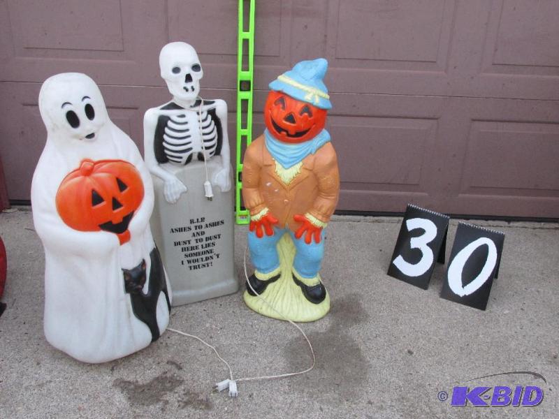 lot 30 image: 2 Halloween Characters and an Autumn Pumpkin Guy