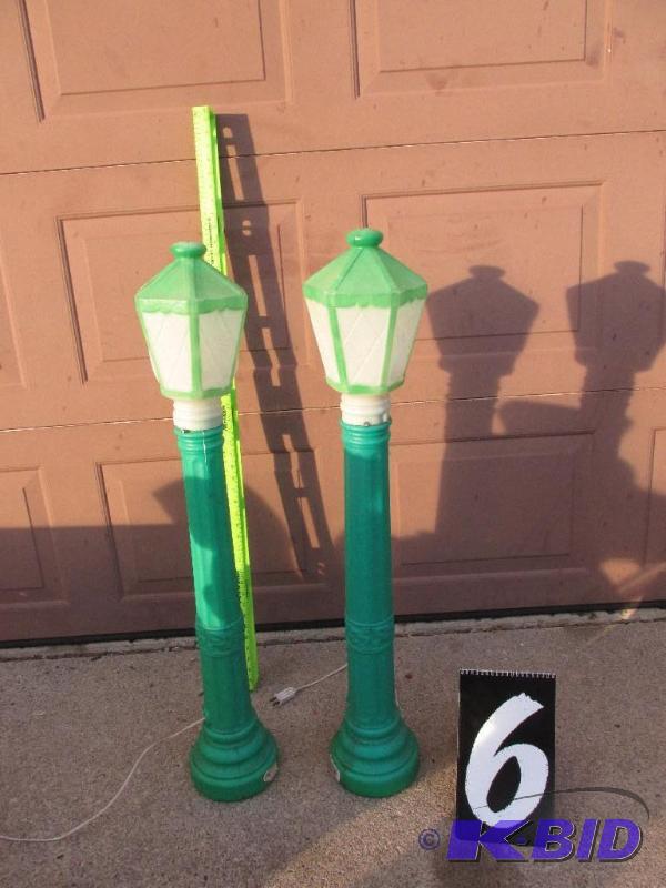 lot 6 image: 2 Green Lamp Posts