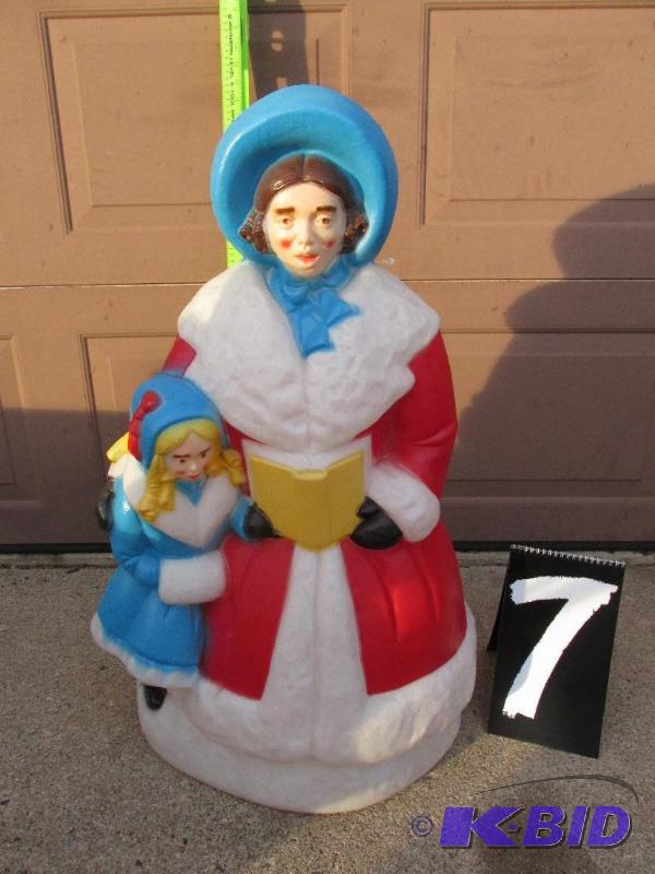 lot 7 image: Carolers - Mom and Daughter