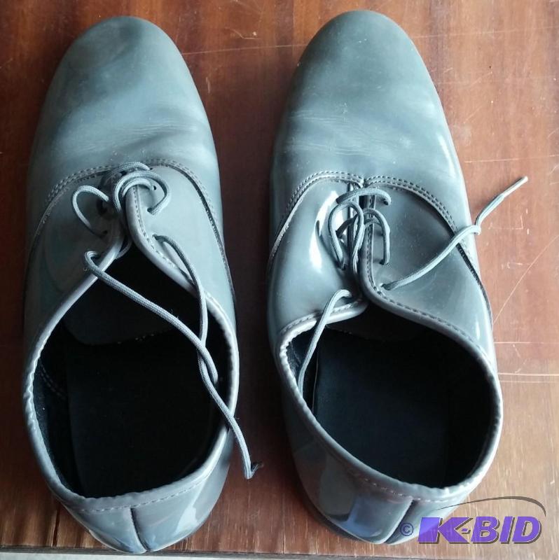 Mens size 9 grey dress shoes, unworn...