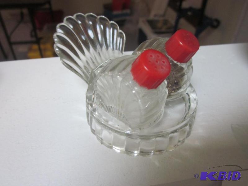 lot 18 image: Depression glass fantail salt and pepper shak...