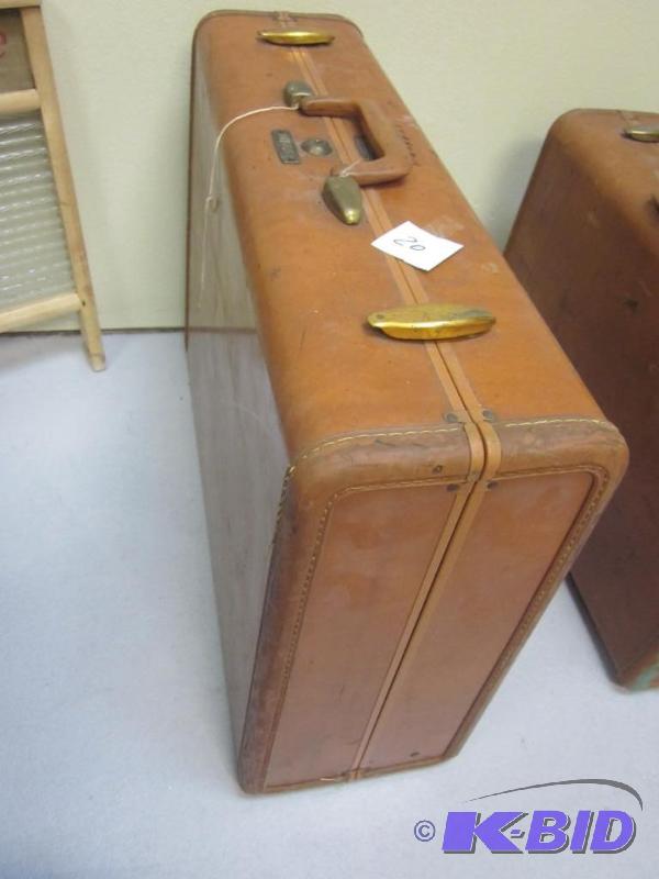 lot 20 image: Vintage Samsonite leather suitcase. (relisted...