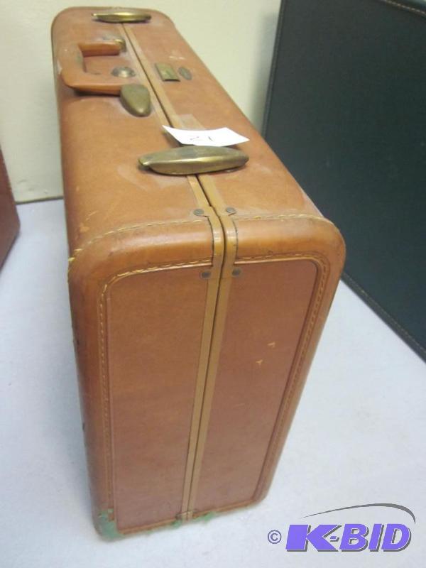 lot 21 image: Vintage Samsonite leather suitcase. (relisted...
