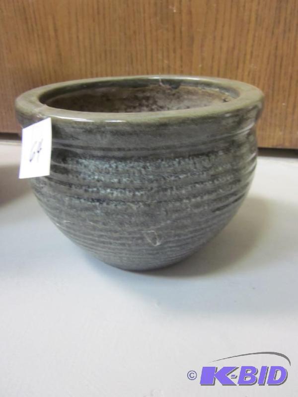 lot 64 image: 10 inch ceramic glazed planter.    ...