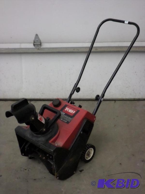 lot 8 image: Toro CCR-PowerLite 3HP Snowblower, Runs &...