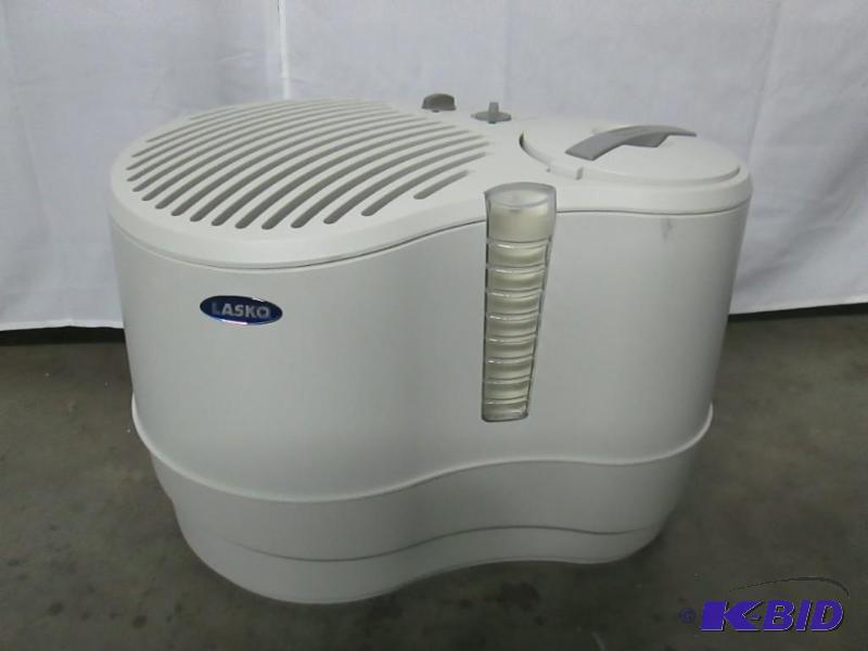 lot 20 image: Lasko 9-Gallon Recirculating Humidifier