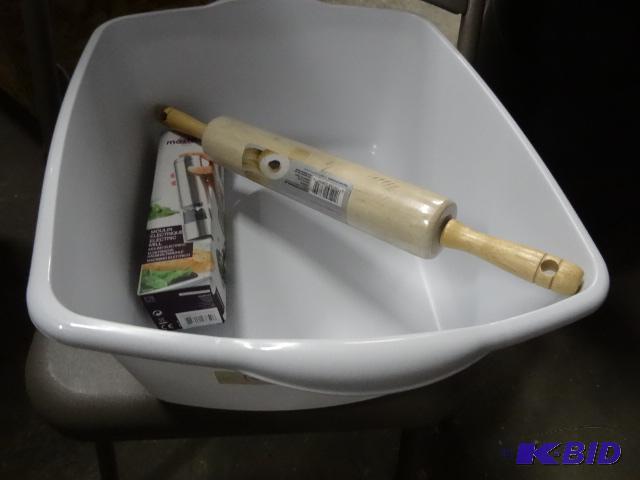New 3 piece kitchen lot. Includes Mastrad Par...