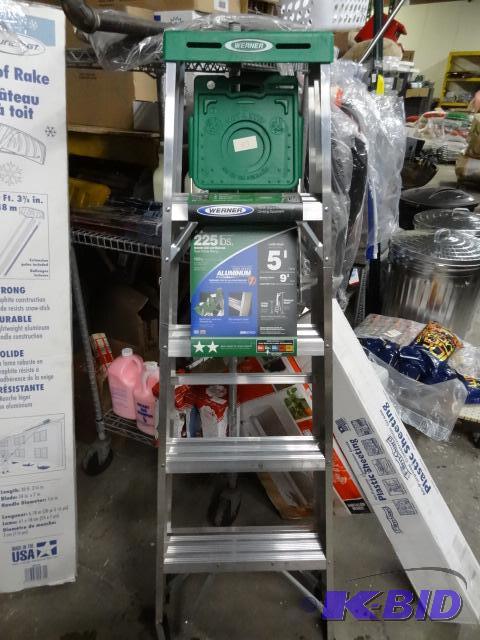 New Werner brand aluminum step ladder. 225 po...