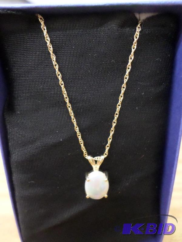 1.03ct oval Opal 14kt yellow gold pendant, wi...