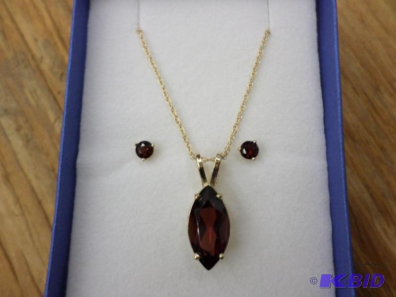 3 Pc set, 3.54 ct Marquise Garnet 14kt yellow...