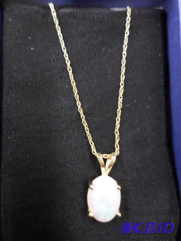 1.83 ct oval Opal 14kt yellow gold pendant, w...