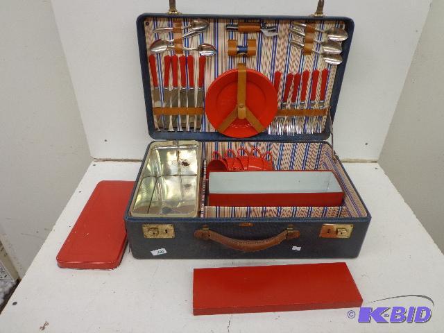 lot 120 image: Picnic Case   Very Cool Set Up  6 Plates, Cup...