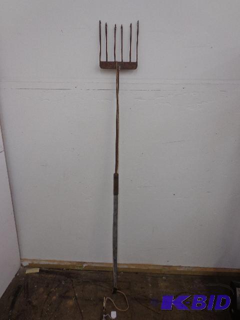 lot 19 image: Handmade Spear   Ready to go spear  Dark Hous...