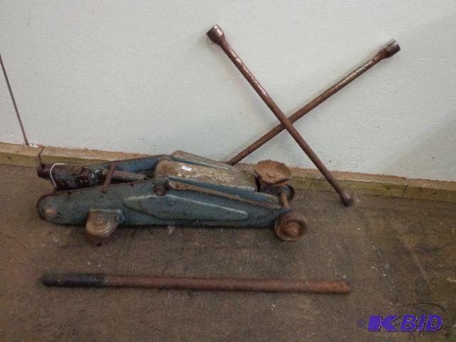 lot 71 image: Car Jack&nbspand Tire Wrench   2 Ton Hydraul...