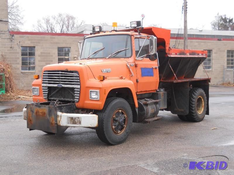 lot 1 image: 1990 Ford L8000 Plow  Sander Truck. NO RESERVE Starts, Runs, Drives. 76393 Miles on Diesel