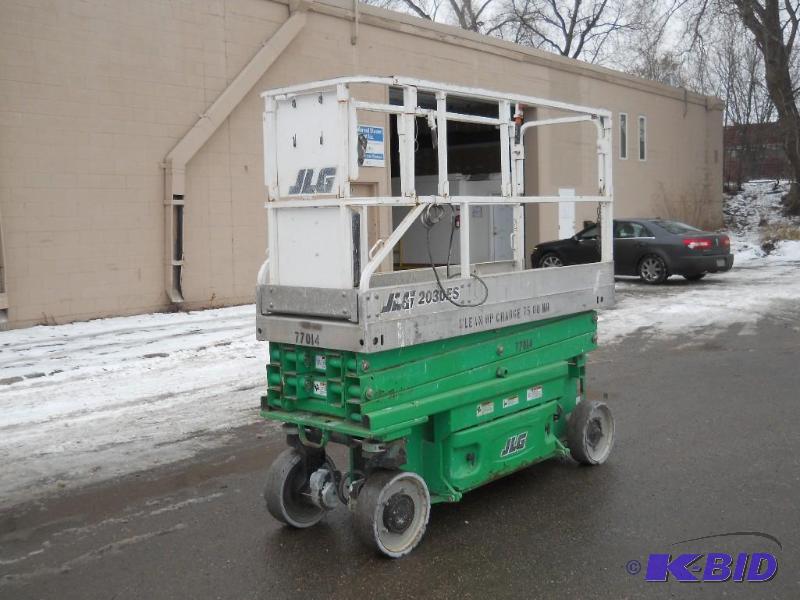 lot 3 image: JLG 2032 ES Scissorlift Drives and Lifts Good Batteries