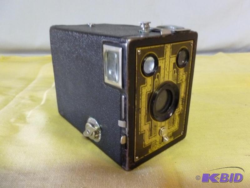 lot 103 image: Vintage Kodak 620 box camera....