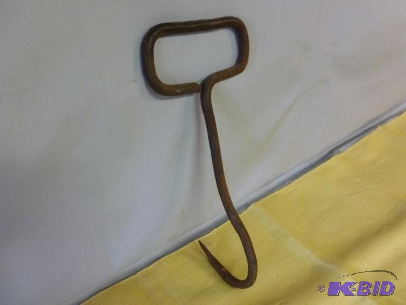 lot 113 image: Large vintage iron bale hook that measure 14&...