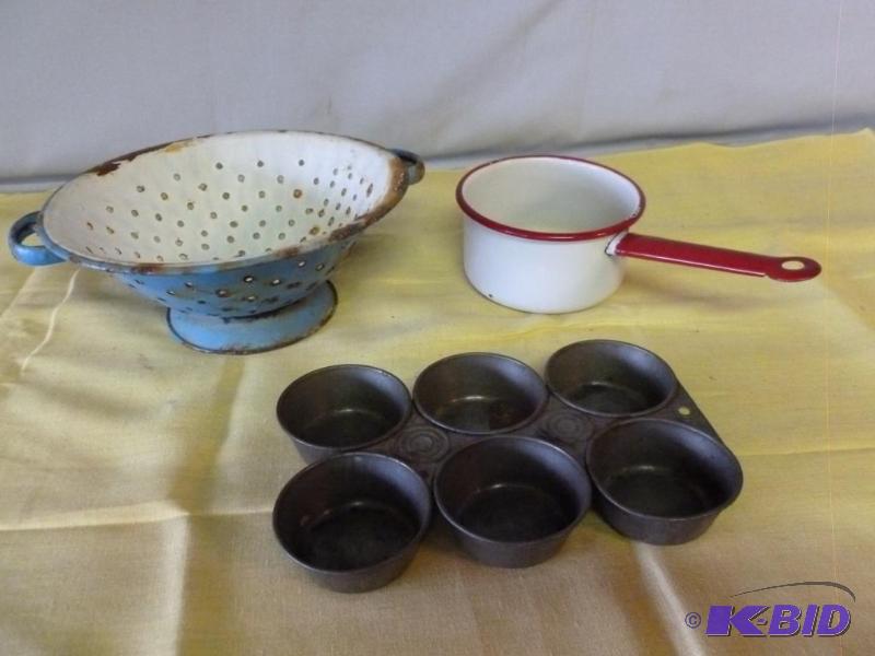 lot 114 image: Lot of three vintage kitchen items that inclu...
