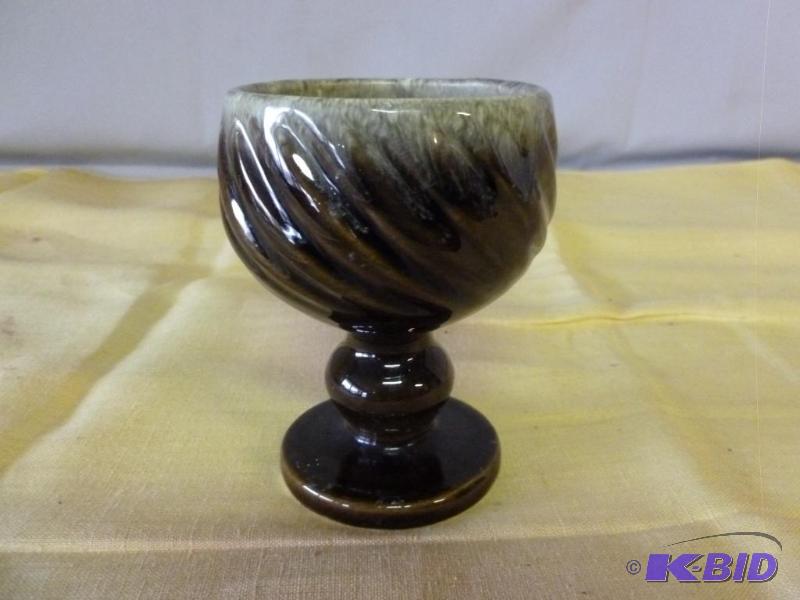lot 116 image: Hull USA pottery vase no. F5, measures 3.5&qu...