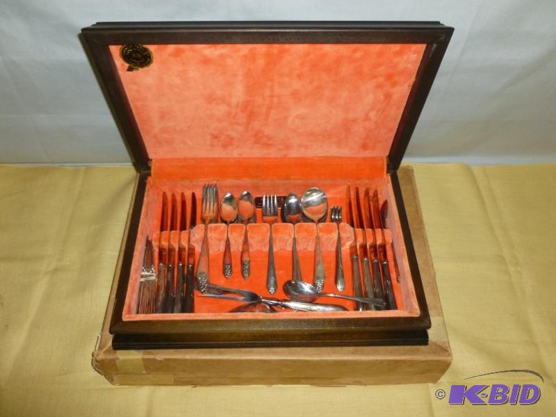 lot 15 image: Vintage Rogers XII - 78 Piece Silver Plate Fl...