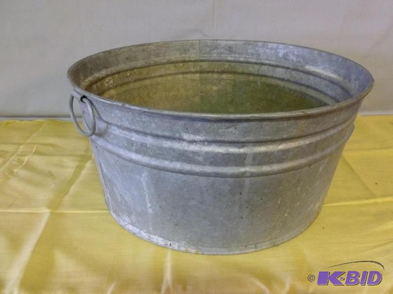 lot 162 image: Large vintage galvanized steel wash tub that ...