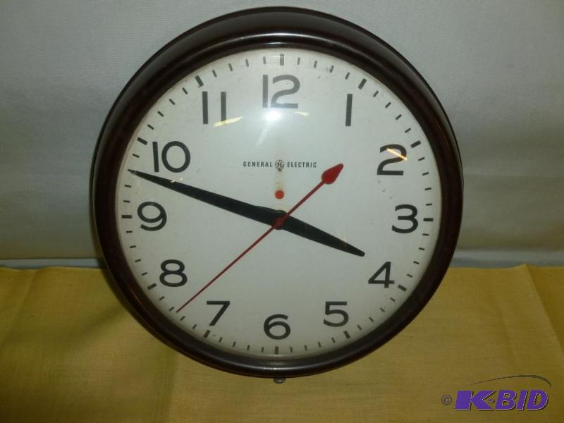 lot 18 image: Vintage General Electric wall school clock mo...