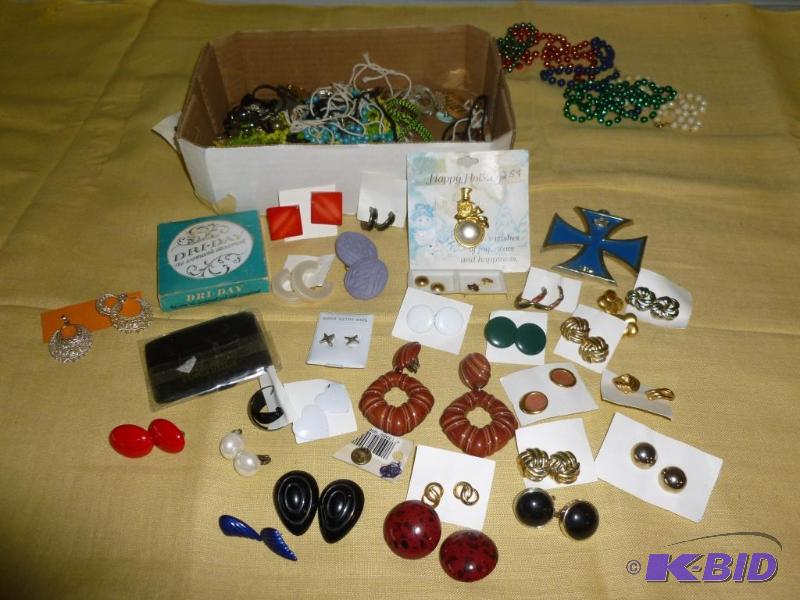 lot 189 image: Large lot of nice looking jewelry pieces....