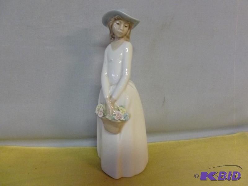 lot 203 image: Beautiful Princess House porcelain figurine t...