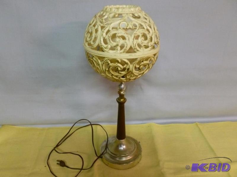 lot 215 image: Vintage end table lamp that measures 19 34&q...