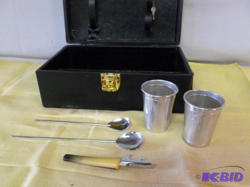 lot 79 image: Vintage Trav-L-Bar portable liquor mixing cas...