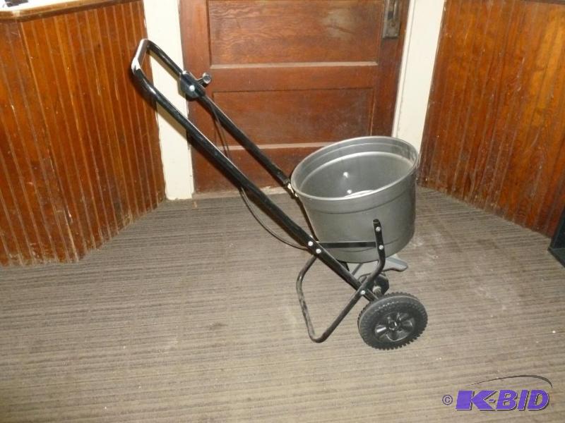 lot 83 image: Taylor Made Products fertilizer spreader, wor...