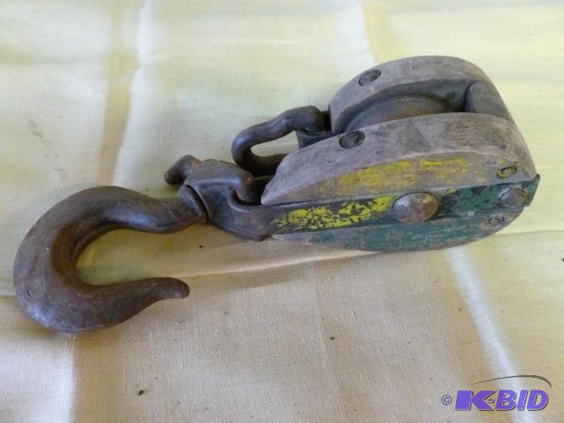 lot 86 image: Heavy duty vintage wooden barn pulley with lo...