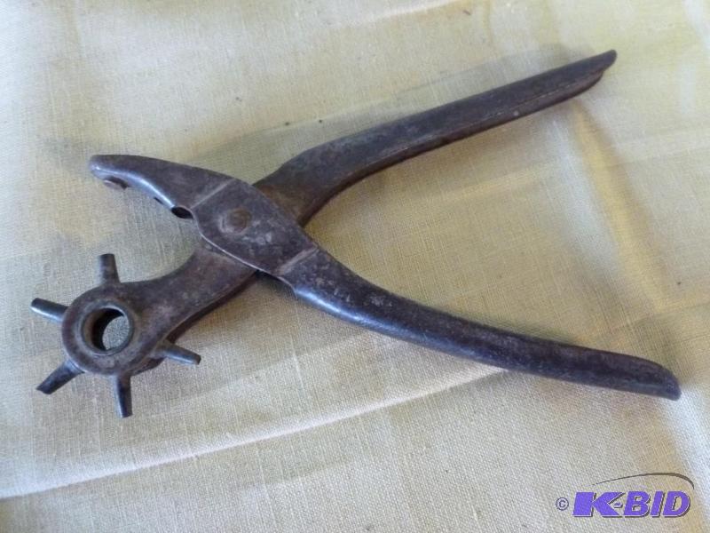 lot 97 image: Vintage hand riveting tool....
