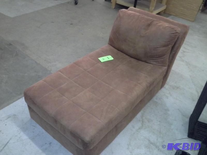 lot 22 image: Chaise Lounge Chair