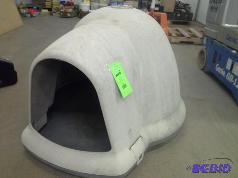 lot 8 image: Dog House