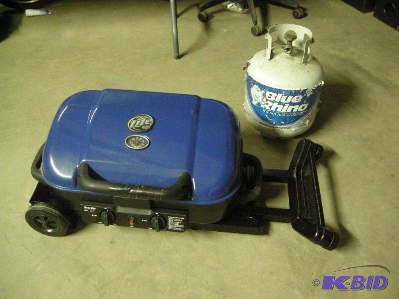 Portable gas grill