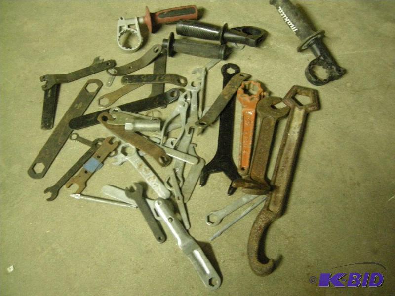 Tool accessory wrenches