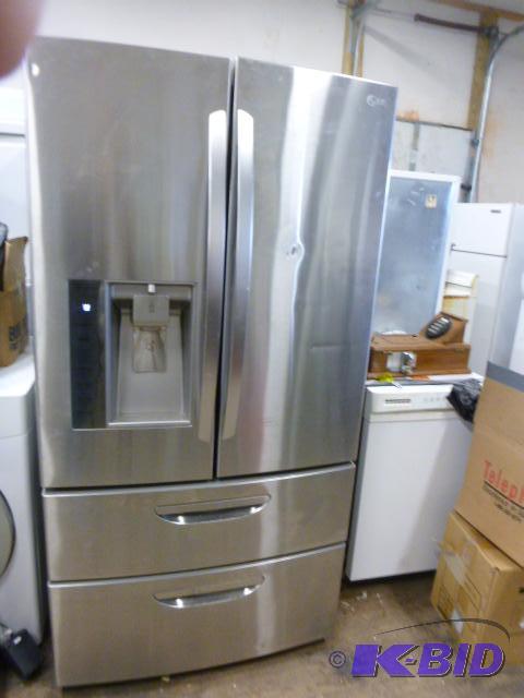 lot 1 image: New LG Scratch and Dent Stainless Steel Refri...