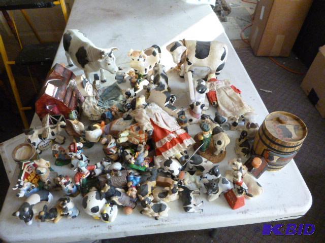 lot 171 image: Lot of Miscellaneous Cow Decor...