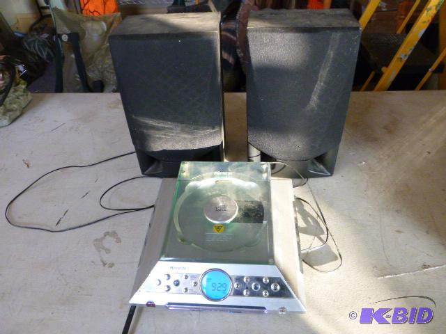 lot 172 image: Memorex&nbspAMFMCD Clock Radio...