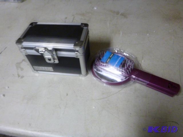 lot 184 image: Brush and Mirror&nbspSet With little storage...