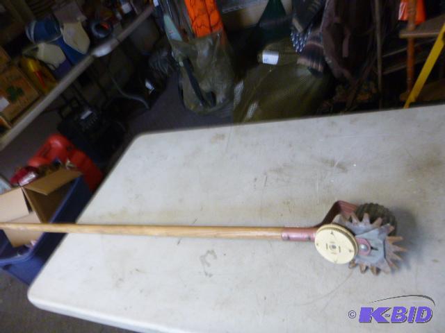 lot 187 image: Lawn Edger...