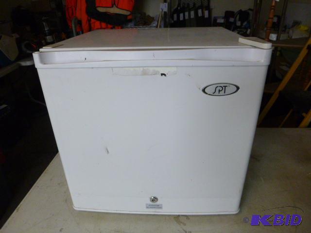 lot 199 image: SPT Refrigerator Model UF-160W - tested and w...