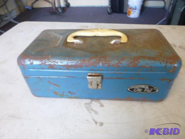 lot 26 image: Old Pal Metal Tackle Box With some tackle....