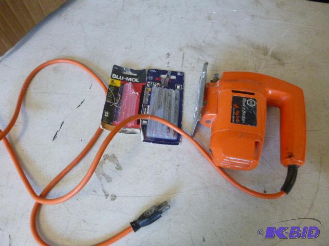 lot 27 image: Black & Decker Jig Saw With extra blades....