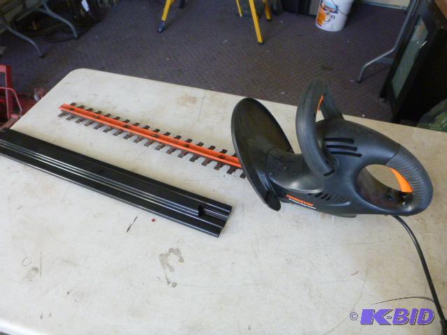 lot 46 image: Remington 22" Electric Hedge Trimmer Tes...